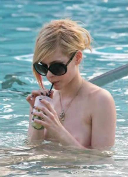 avril-lavigne-naked-the-fappening-65